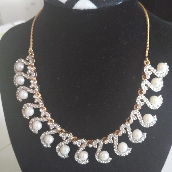 Beautiful rhinestones and faux pearls Necklace - Picture 2 of 2